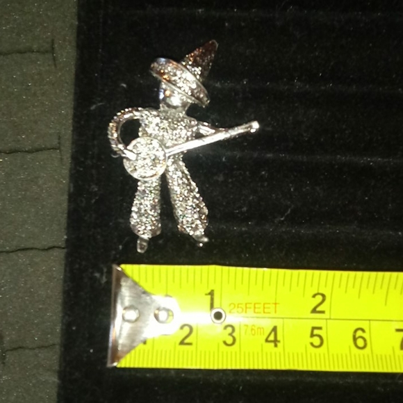 Gorgeous silver colored Brooch Pin banjo player - Picture 16 of 16